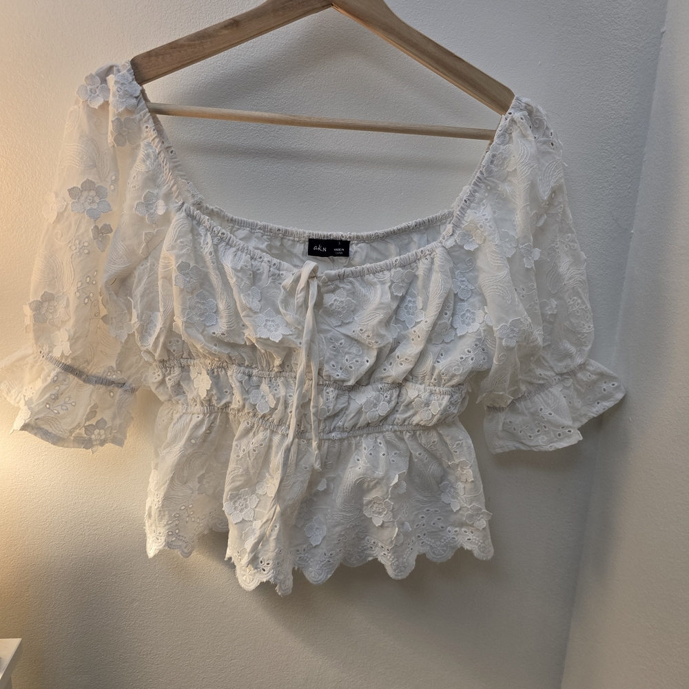 Women's White Floral Embroidered Short Sleeve Lace Top Size Small